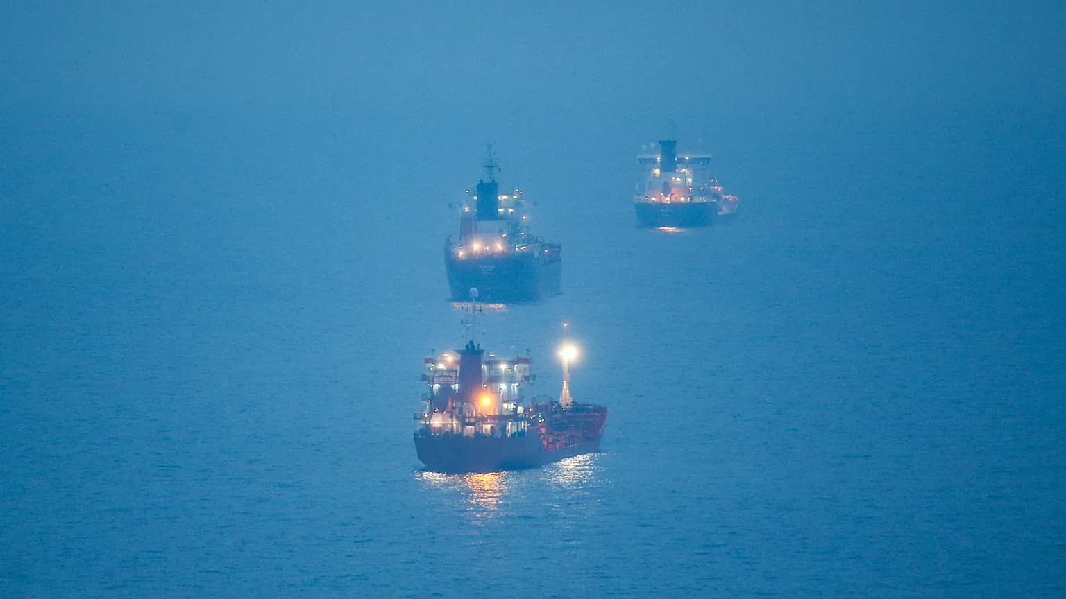 Mar Nero, due mercantili colpiti da droni al largo della Bulgaria: una nave affonda, equipaggio disperso