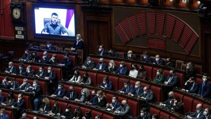 Ucraina: Zelensky alla Camera “Mariupol è come Genova, immaginate Genova distrutta”; Draghi: “L’Italia vuole l’Ucraina nell’Ue”
