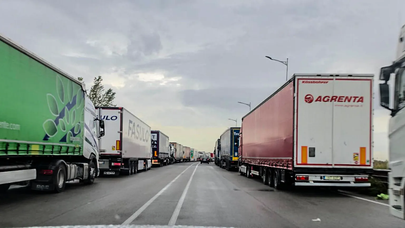 Crotone, termina il blocco dei Tir sulla Statale 106: autotrasportatori pronti a riprendere la protesta