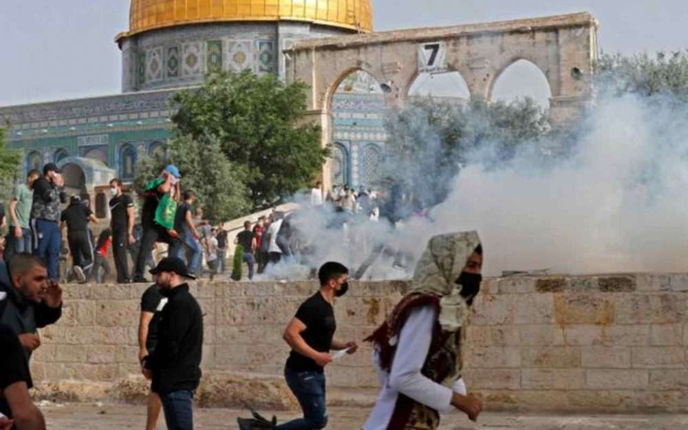 Israele, violenta repressione delle proteste palestinesi a Gerusalemme: oltre 300 i feriti