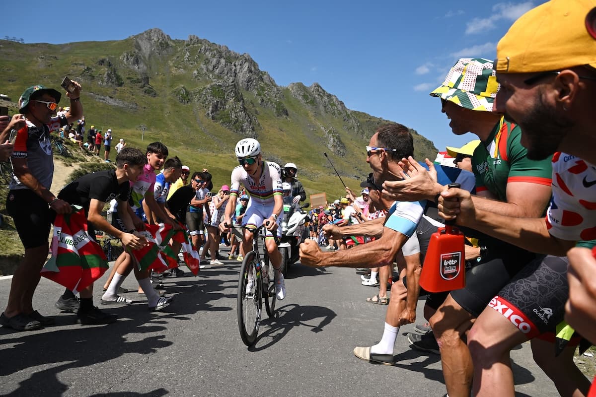 Tour de France, Pogačar domina sul Tourmalet: impresa in montagna e maglia gialla