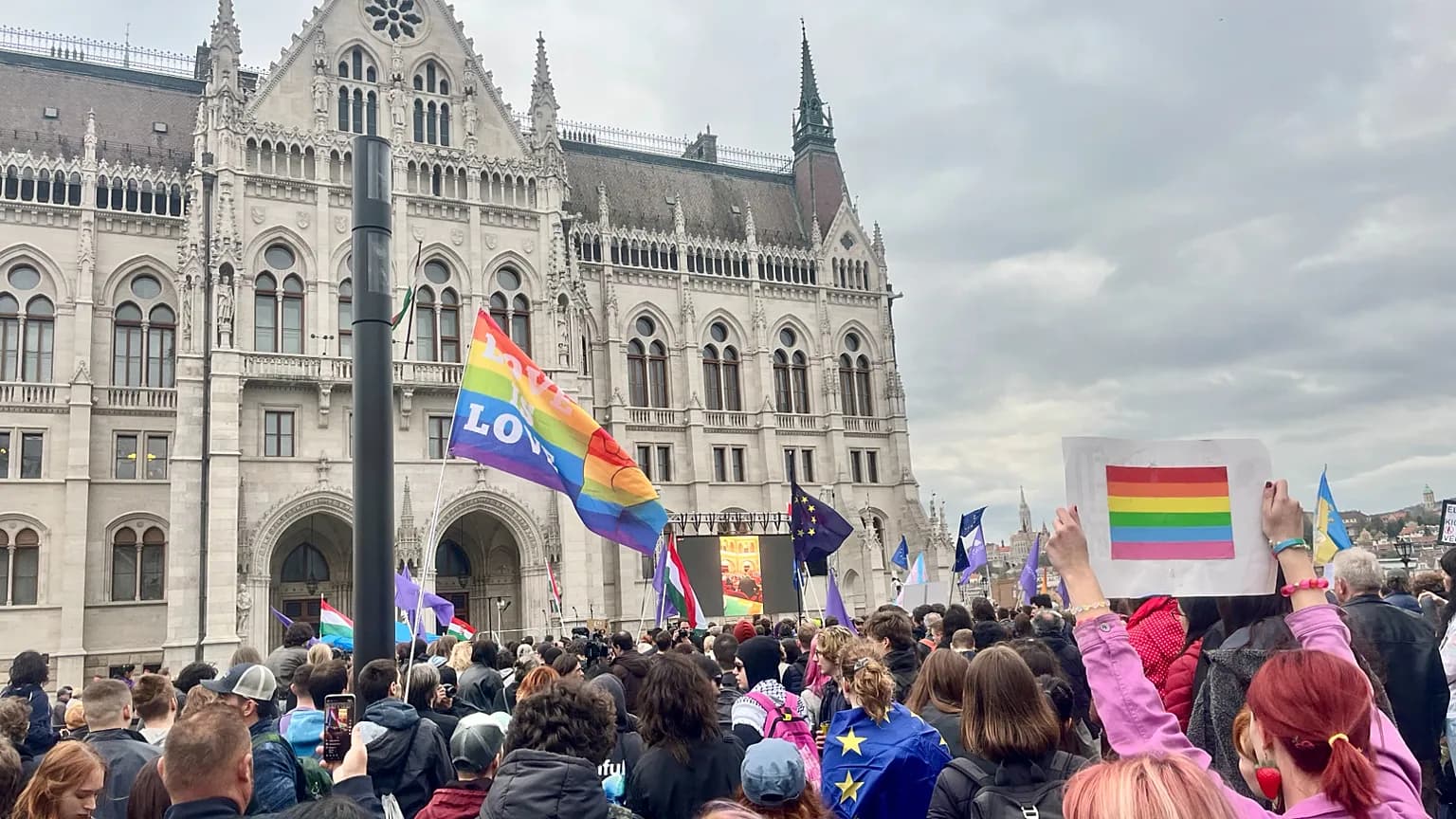 Ungheria, svolta sui diritti Lgbtq+: il Parlamento smantella le restrizioni di Orbán. Bruxelles sblocca 4,2 miliardi