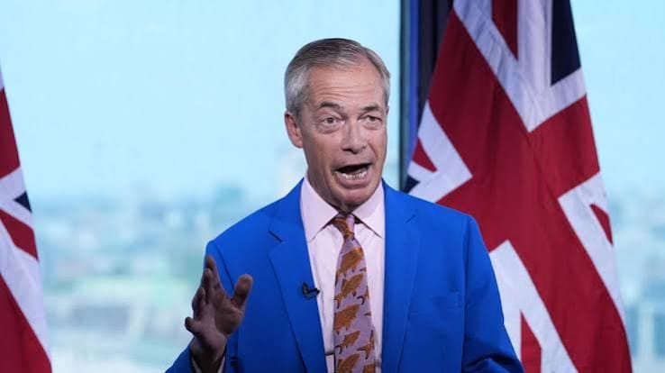 Farage lascia il Parlamento e si ricandida: "Saranno gli elettori a giudicarmi"