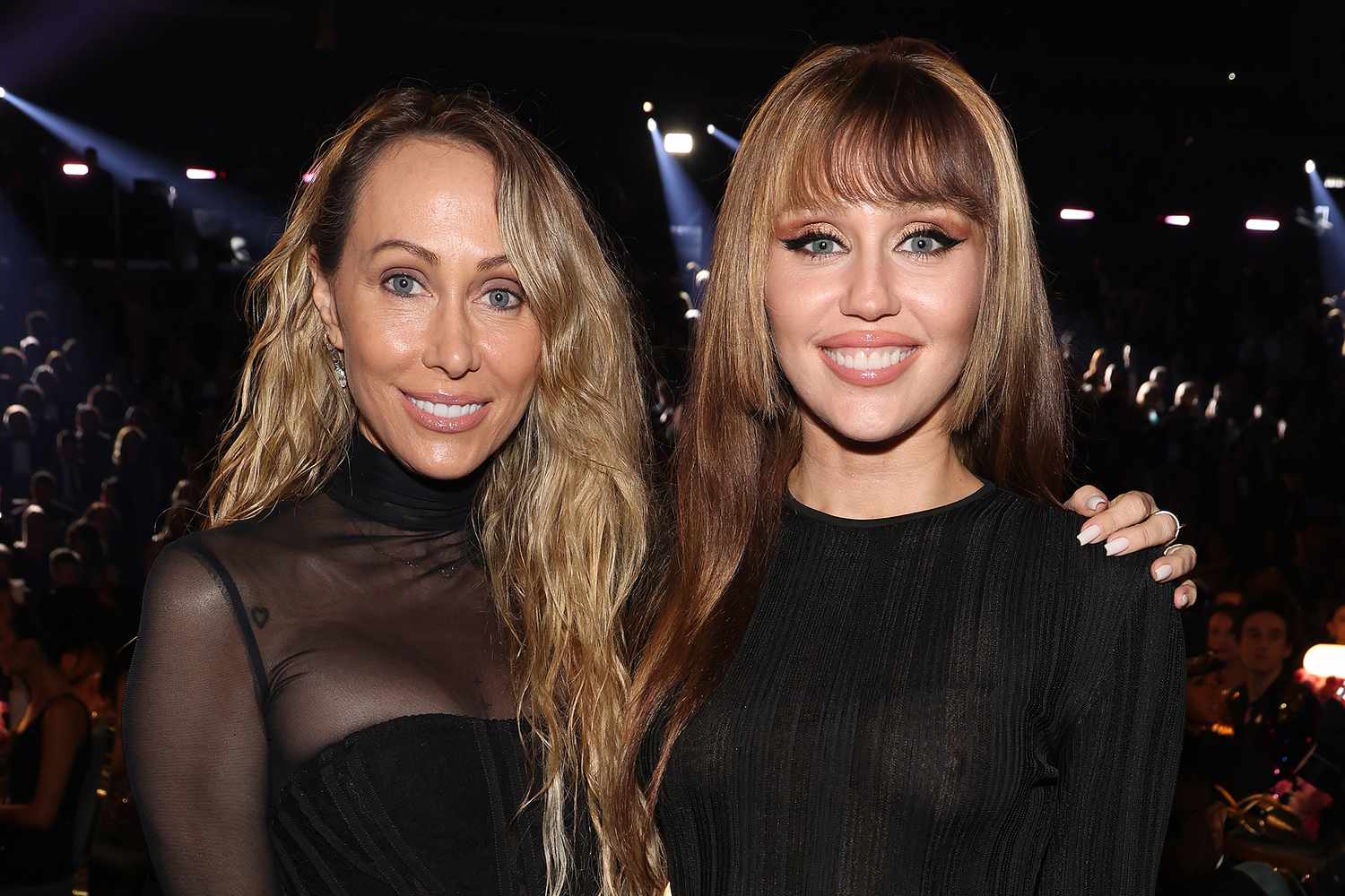 Miley Cyrus e la madre Tish donano un milione di dollari: 97 nuove case per le donne senza fissa dimora