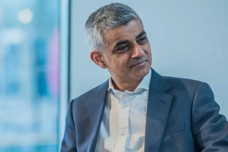 Sadiq Khan boccia la Brexit: “È stata un errore, il Regno Unito deve tornare più vicino all’Europa”