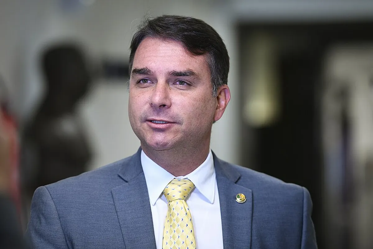 Flavio, figlio dell'ex presidente Bolsonaro, aspira a far tornare la famiglia al potere. Il profilo