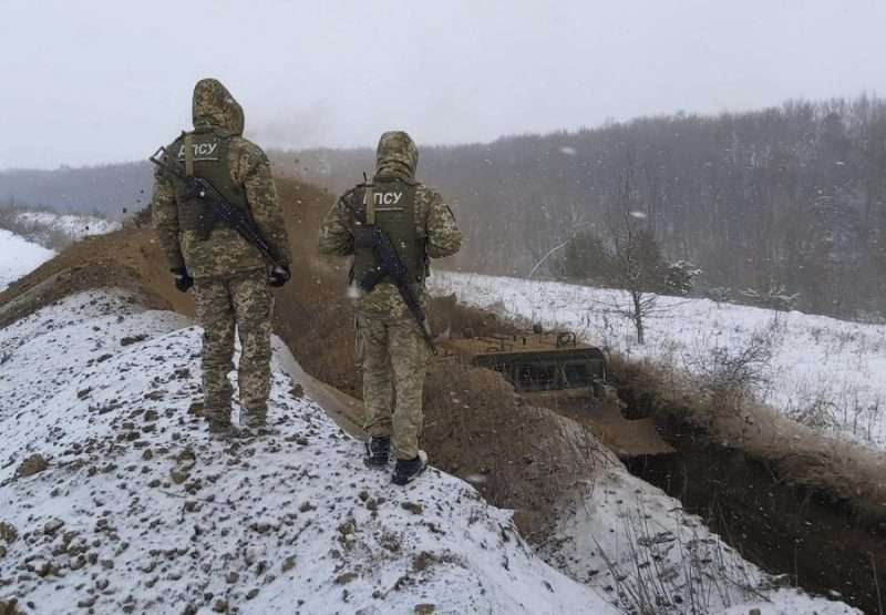 Crisi in Ucraina: Macron vola a Mosca e Kiev, Cina e Russia chiedono alla Nato che non si espanda ad Est