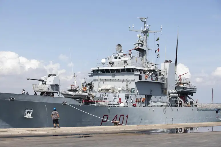 La nave Cassiopea con a bordo 49 migranti è arrivata in Albania