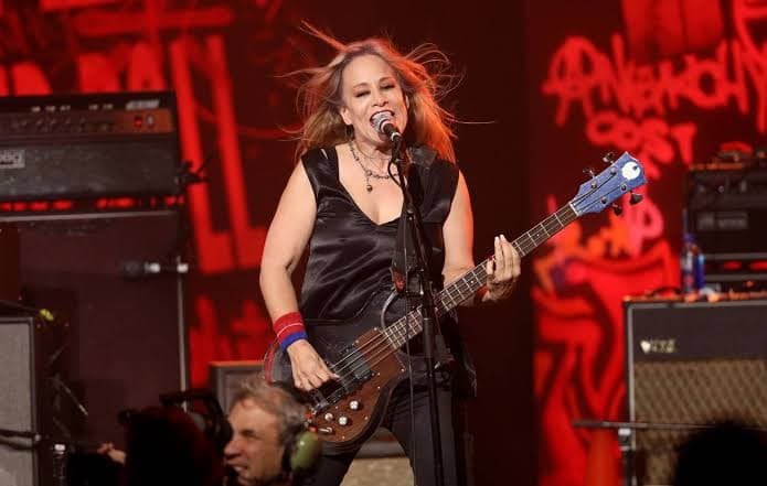 Addio a Jennifer Finch, morta la storica bassista delle L7