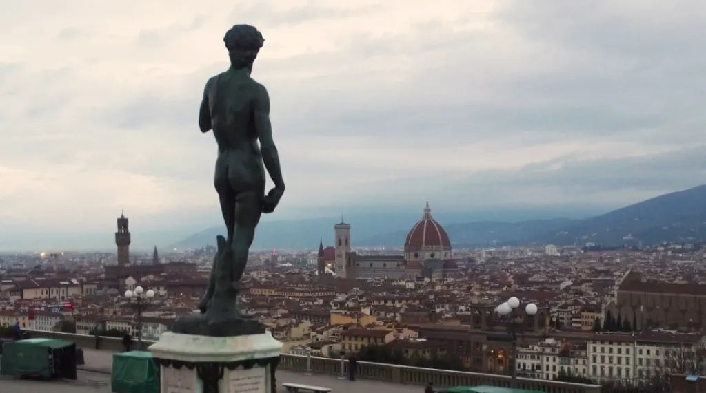 Rinvenuta una bombola di gas sotto il David a Firenze