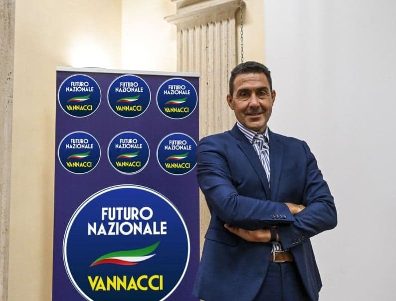 Vannacci, il tesseramento e la porta (digitale) sbattuta in faccia: cronache da “Amici di MariaGiovanna”