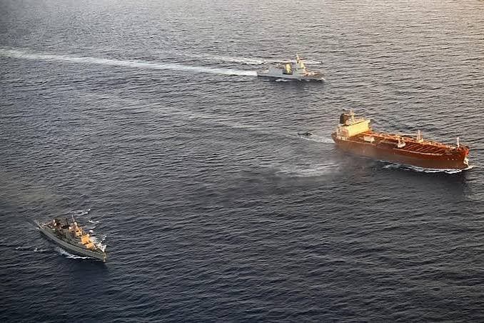 La Marina Militare italiana abborda una petroliera della "flotta ombra" russa: controlli nel Mediterraneo