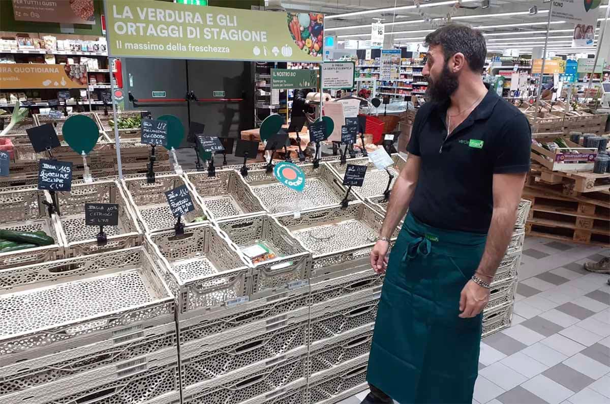 Scaffali vuoti nei supermercati del Sud, la protesta dei tir blocca i rifornimenti: cresce l'allarme per i beni alimentari