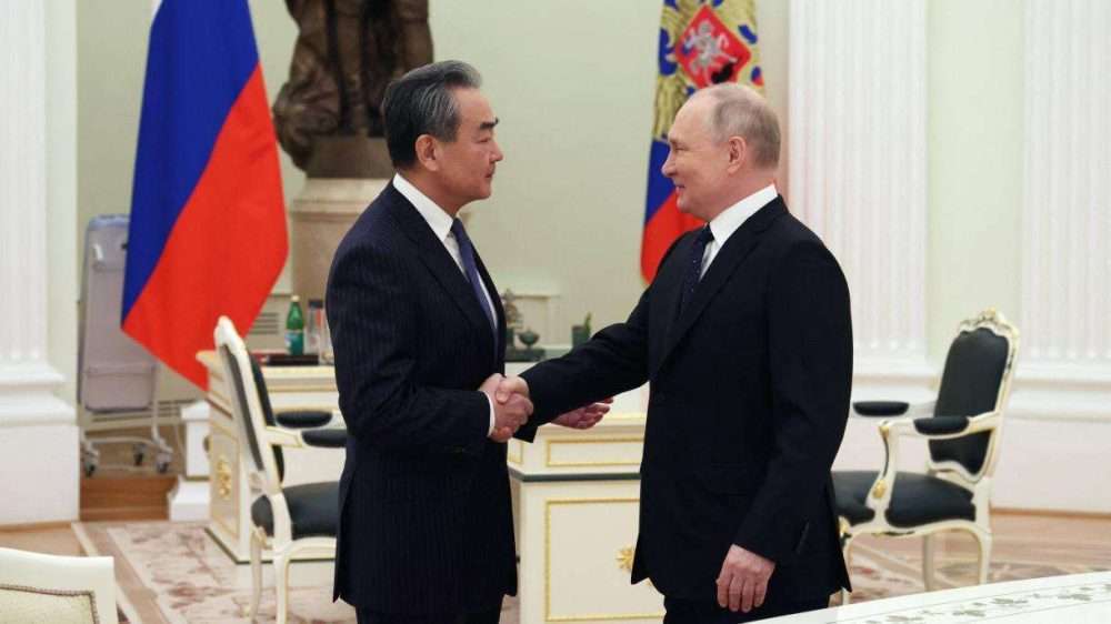Wang Yi a Mosca: “La Cina promuove una soluzione politica alla guerra in Ucraina”