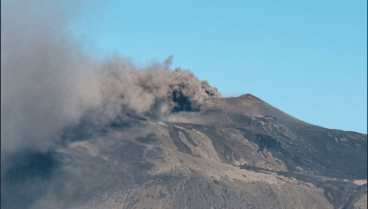 Etna, nube di cenere verso Catania: stop agli arrivi in aeroporto fino alle 16