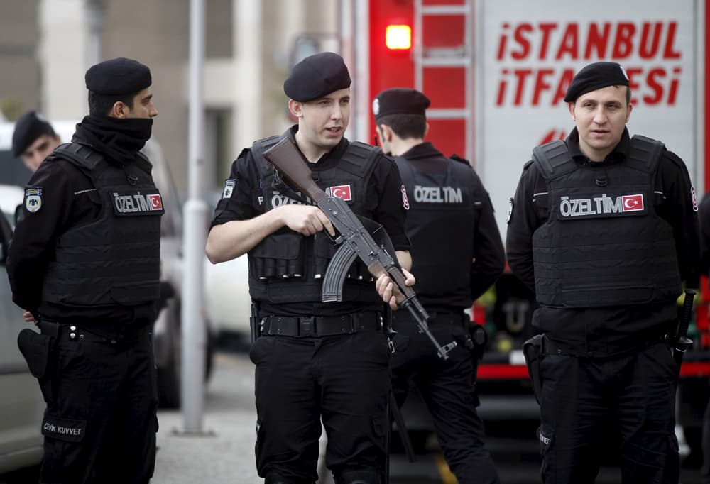 Turchia, operazione di polizia nella sede della tv di opposizione, trasmissioni sospese