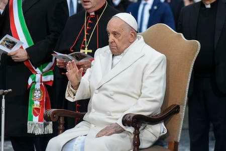 Papa Francesco: condizioni critiche ma in lieve miglioramento