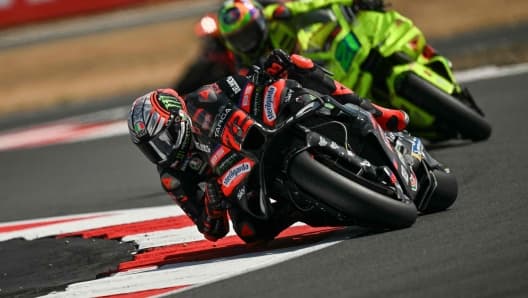 MotoGP, Silverstone si accende: Jorge Martín in pole, Aprilia domina le qualifiche