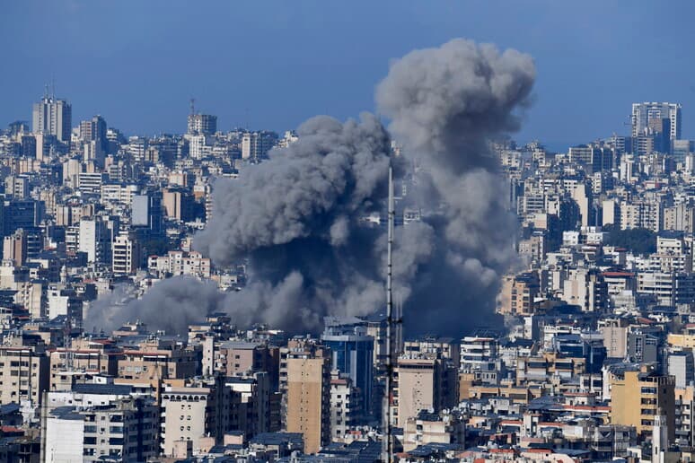 Beirut, raid israeliani: l'obbiettivo è il comandante di Hezbollah