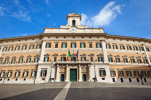Chiudono per ferie i palazzi della politica, anche  Mattarella e Meloni vanno in vacanza 