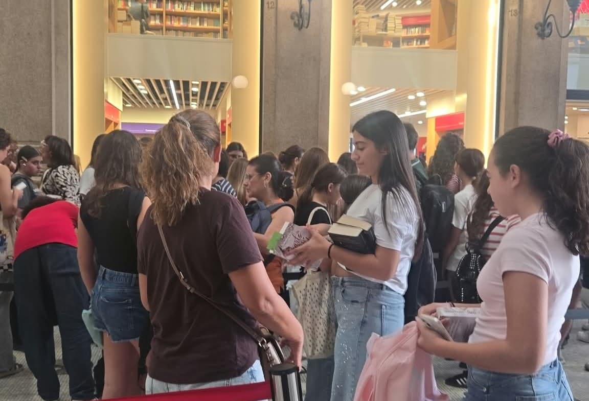 Charlotte Rose, la scrittrice che fa impazzire TikTok: code ai firmacopie e fan giovanissime