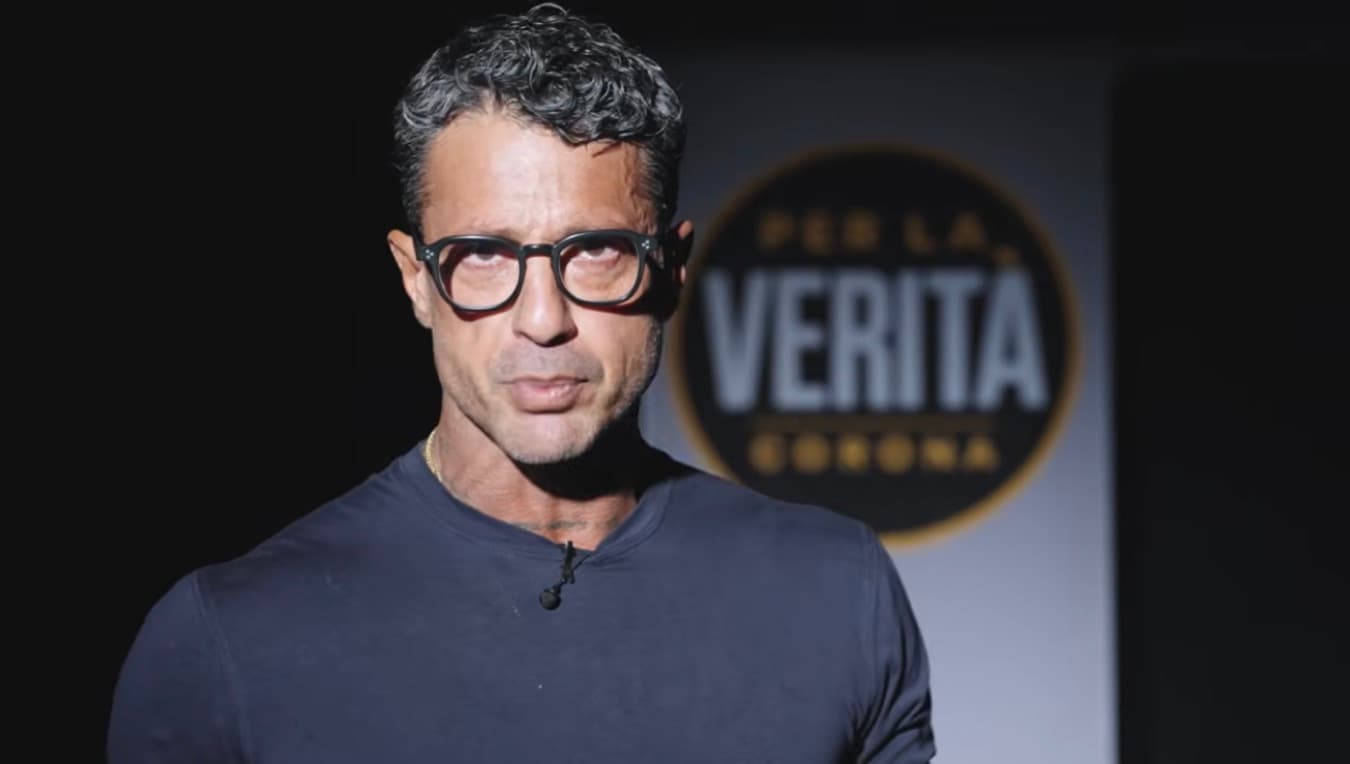 Fabrizio Corona lancia il suo nuovo partito "Per la verità". Ma è ineleggibile 