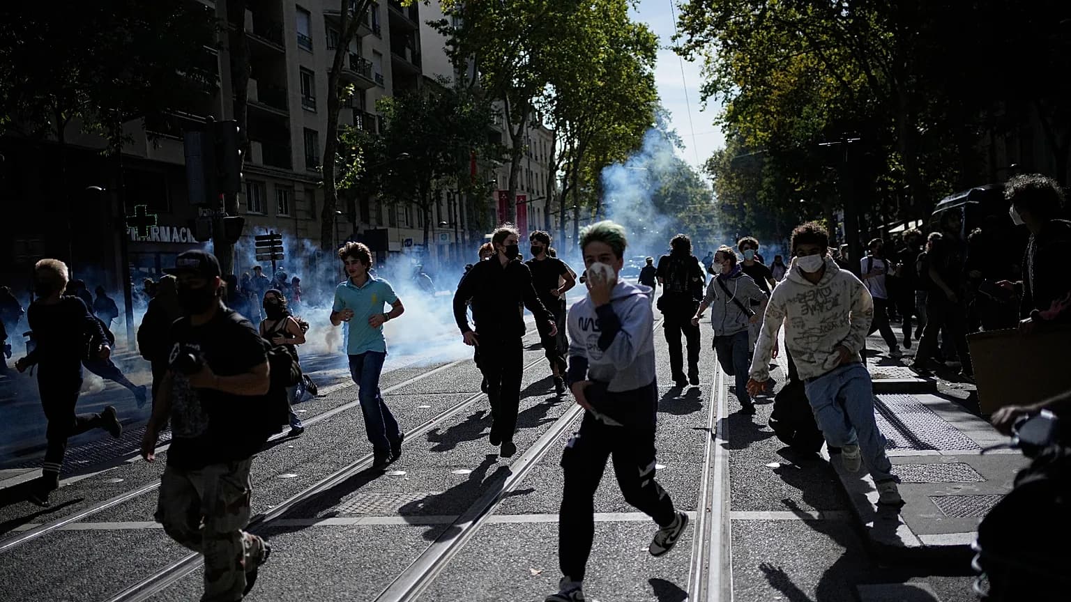 Francia, gli studenti tornano in piazza: cortei in tutto il Paese, scontri e centinaia di fermi