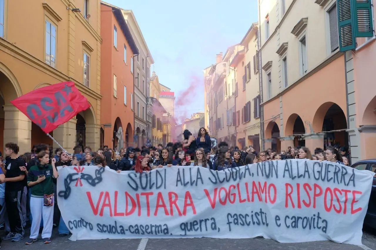 Scuola, sciopero nazionale e cortei in tutta Italia: studenti e insegnanti contro il governo, proteste e tensioni nelle città