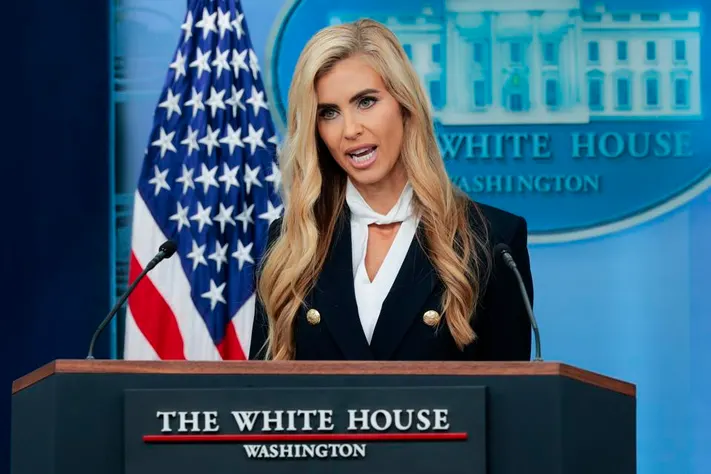 Casa Bianca, debutto lampo per la nuova portavoce di Trump: briefing chiuso in meno di 20 minuti