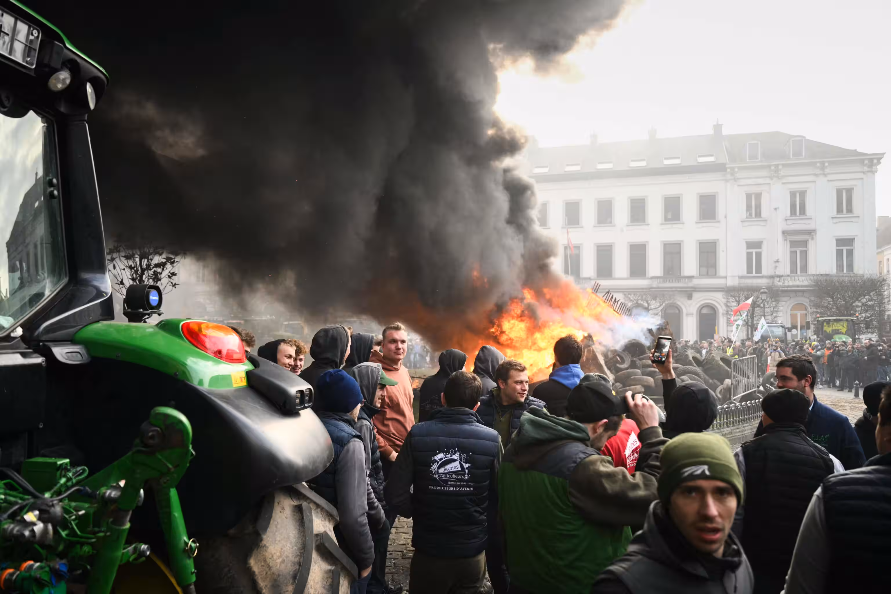 Bruxelles, scontri durante il corteo contro il governo: barricate, pietre e lacrimogeni