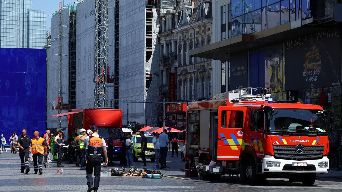 Bruxelles, sei operai morti nell'incendio della torre Oxy. Proseguono le ricerche dei dispersi