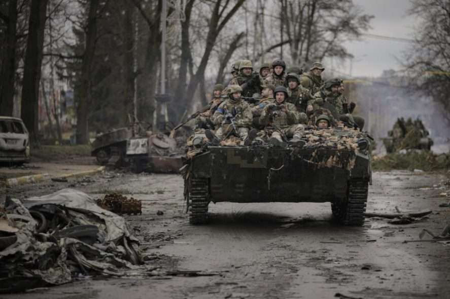 Ucraina: Mosca: “truppe russe e mercenari hanno fatto irruzione nell’acciaieria Azovstal”, scoperte nuove fosse comuni
