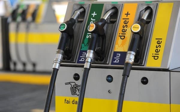 Diesel, arriva lo sconto da 17 centesimi al litro: il Governo corre ai ripari contro il caro carburanti