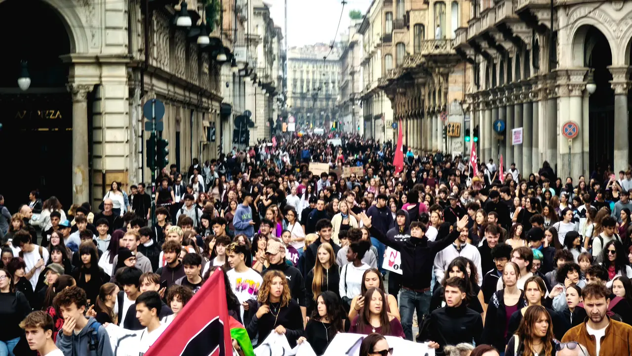 Manifestazioni in tutta Italia il 24 ottobre, dalle proteste contro il caro vita ai cortei per la pace: le città coinvolte e i motivi della mobilitazione