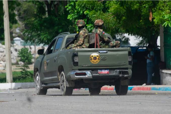 Haiti, leader di una gang annuncia la morte di quattro soldati salvadoregni: «Uccisi per errore durante uno scontro a fuoco»