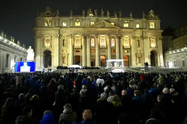La voce del Papa è risuonata in Piazza San Pietro tra l'emozione dei fedeli in preghiera