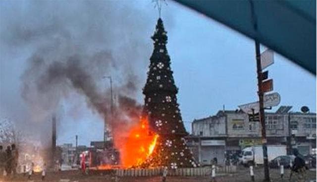 Proteste in Siria. Scricchiola la narrazione buonista dei jiahdisti di al Jolani, che hanno incendiato un albero di Natale