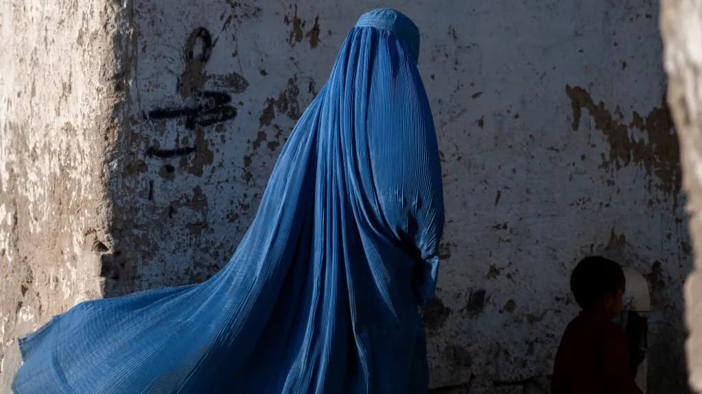Aghanistan. Dopo il volto e il corpo, le donne ora private dai talebani anche della voce. L'appello della Ue a Kabul