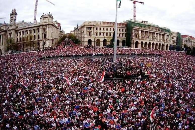 Budapest, in migliaia in piazza contro Orban per la manifestazione organizzata da Magyar