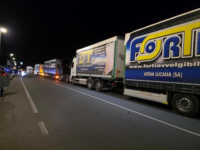 Caro carburanti, prosegue la protesta dei tir: disagi su A1 e A30

