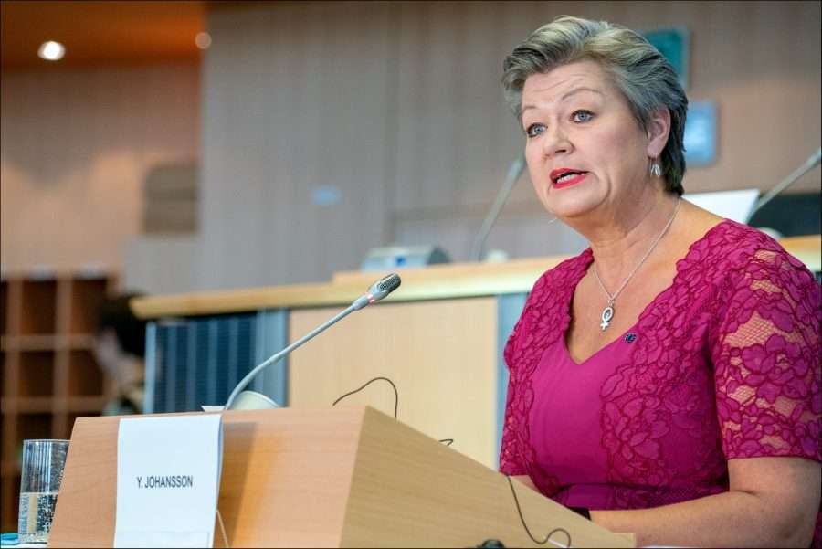 Migranti, la commissaria Johansson: “Sostegno all’Italia per la ridistribuzione volontaria e per il blocco delle partenze”