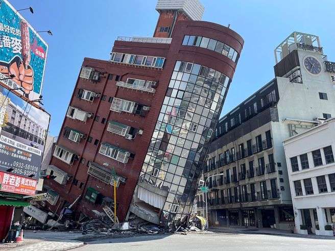 Terremoto a Taiwan, scosse di magnitudo 7.4 e 6,5. Ci sono morti e 127 persone risultano intrappolate