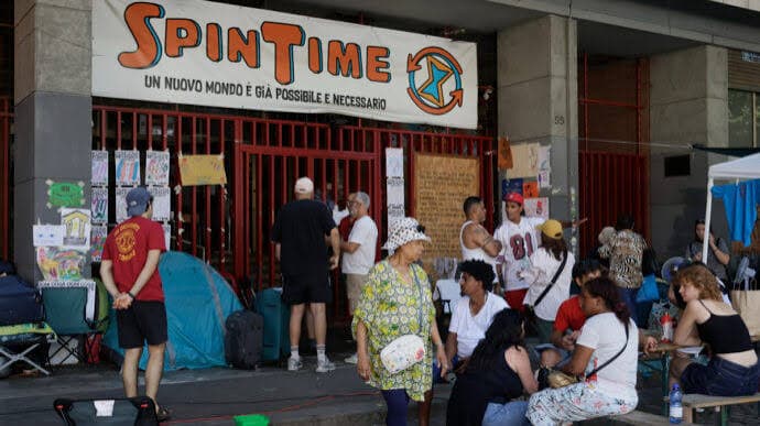 Spin Time, 500mila euro dalla proprietà per l’emergenza alloggiativa. Gli attivisti: «Venda il palazzo»