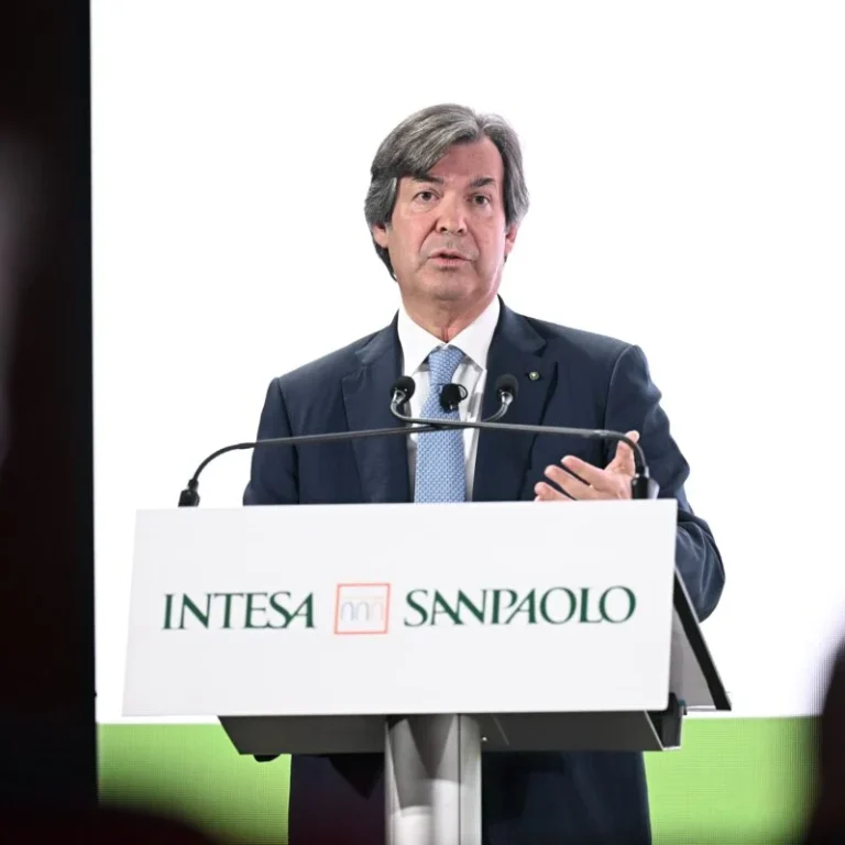 Intesa Sanpaolo trionfa con utili record e generosi ritorni per gli azionisti