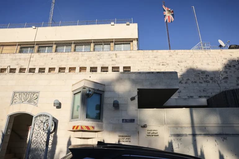 Crisi tra Israele e Regno Unito: chiuso il consolato britannico a Gerusalemme, 20 diplomatici espulsi 