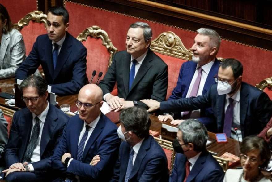 Governo verso le dimissioni: al Senato c’è la fiducia, ma Draghi spinto da Conte e Salvini all’uscita