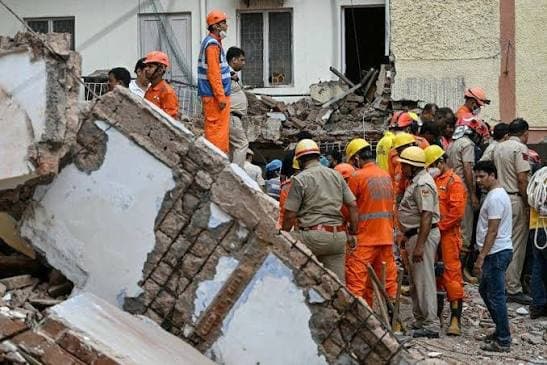 Nuova Delhi, crolla un edificio di cinque piani: almeno sei morti, si cercano dispersi