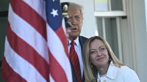 Trump brucia la Meloni sul tempo e prima di incontrarla annuncia: "Non ci saranno problemi a fare un accordo con la Ue". "Giorgia, leader eccezionale"