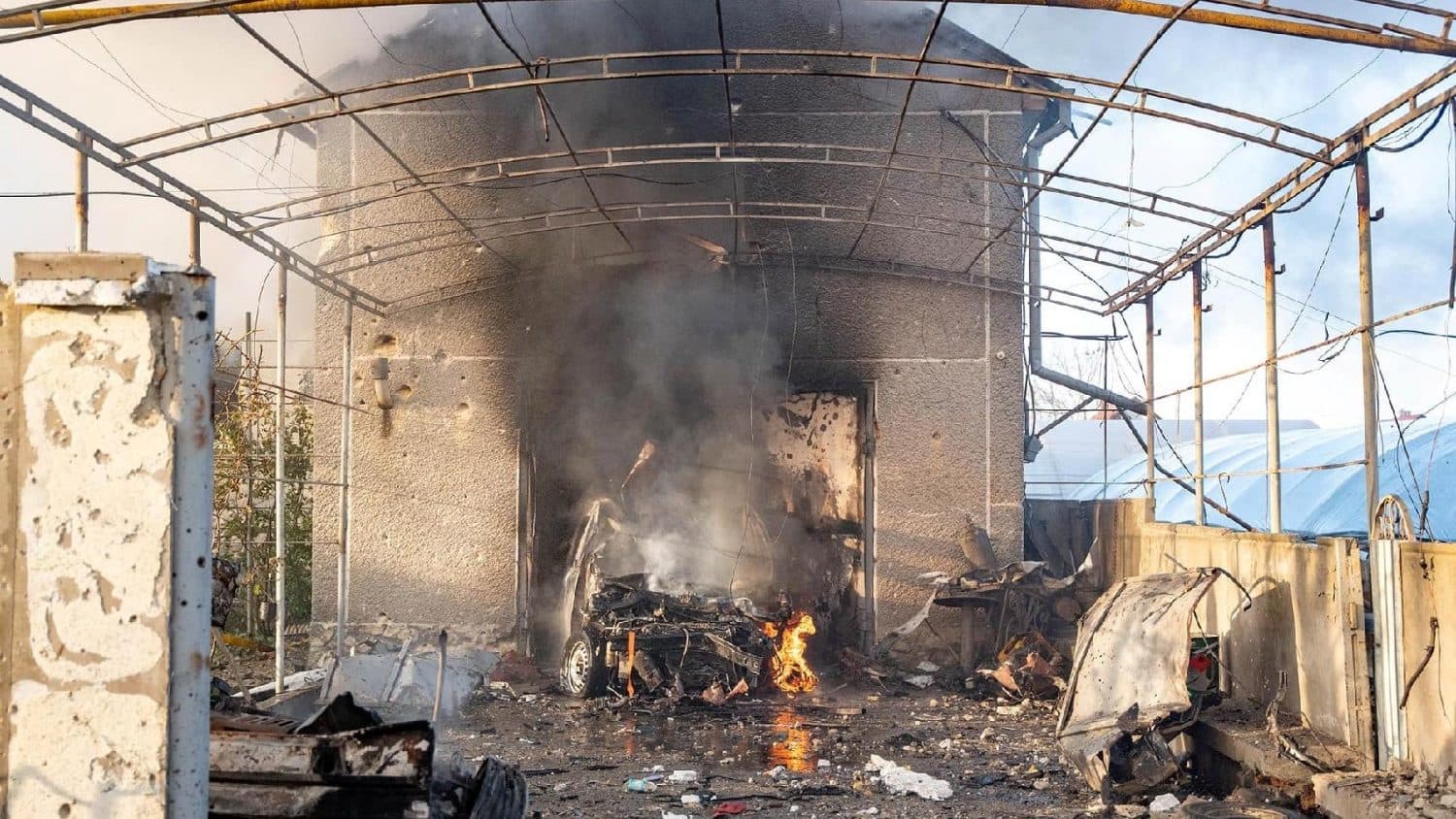Odessa sotto le bombe, drone russo colpisce un hotel pieno di civili: decine di feriti