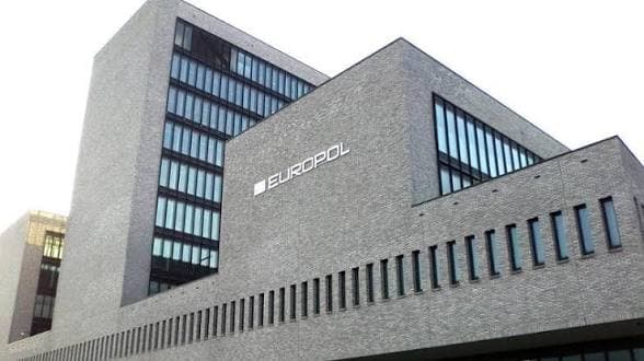 Europol smantella la rete degli orrori: uomini organizzavano online gli stupri di mogli e compagne